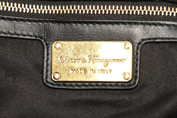 サルヴァトーレフェラガモ ヴァラリボン AU-21 F164 ブラック 黒 レザー ショルダーバッグ レディース Salvatore Ferragamo 中古