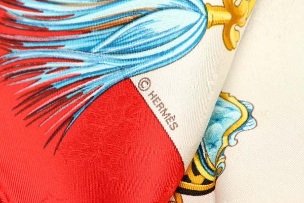 エルメス カレ 90 Plumes et Grelots 羽飾りと鈴 ホワイト レッド イエロー シルク スカーフ レディース HERMES 中古
