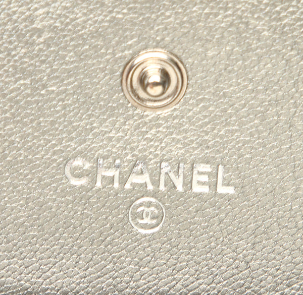 シャネル メタリックグリーン シルバー レザー 三つ折り財布 レディース CHANEL 中古