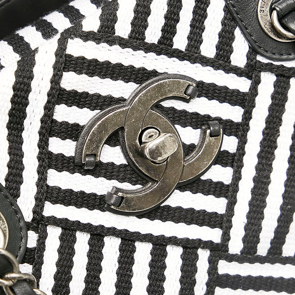 シャネル クロスステッチ ブラック ホワイト キャンバス カーフ チェーンショルダーバッグ レディース CHANEL 【中古】