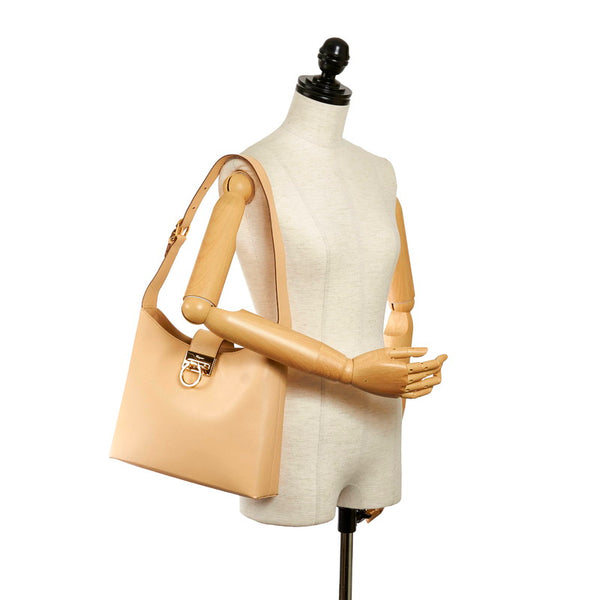 サルヴァトーレフェラガモ ガンチーニ トリフォリオ ワンショルダー AQ‐21 8662 ベージュ レザー レディース Salvatore Ferragamo 【中古】