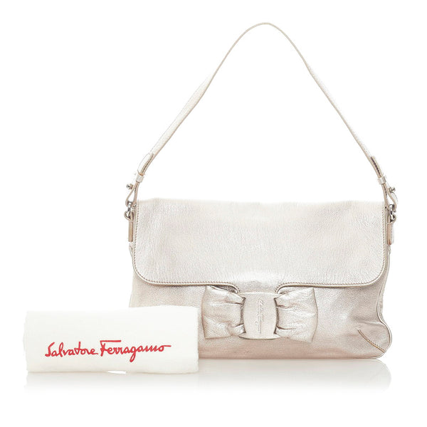 サルヴァトーレフェラガモ ヴァラ ショルダーバッグ シルバー レザー レディース Salvatore Ferragamo 【中古】